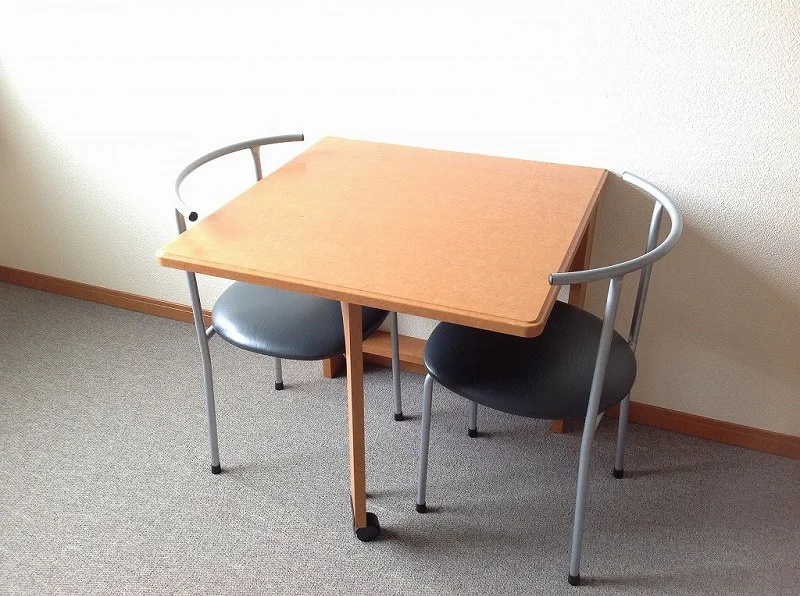 机はたたむことはできますが移動はできません