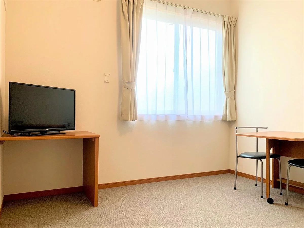 カーテンやテーブル、テレビも備え付けです