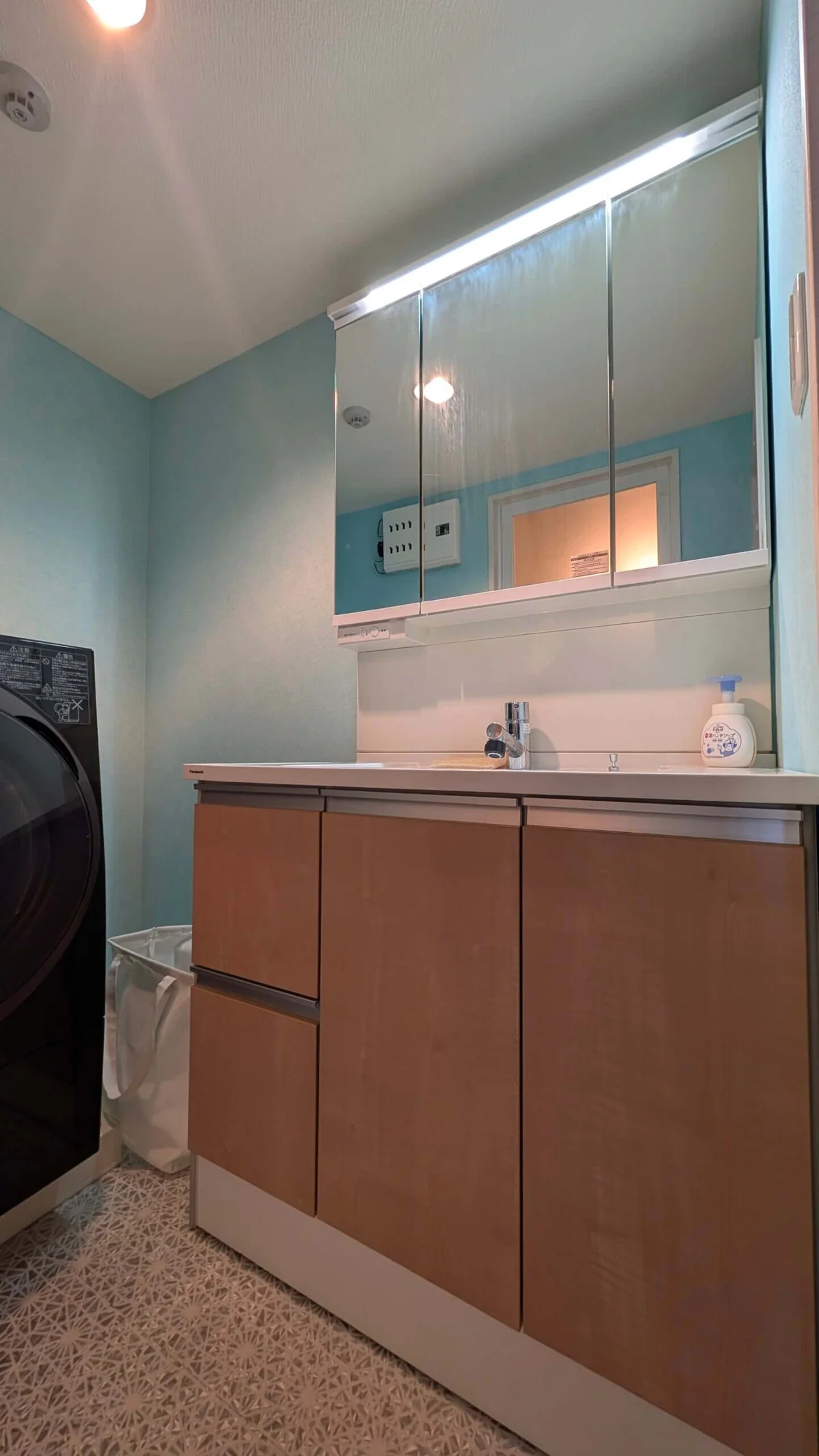 収納力抜群な独立洗面台付き♪