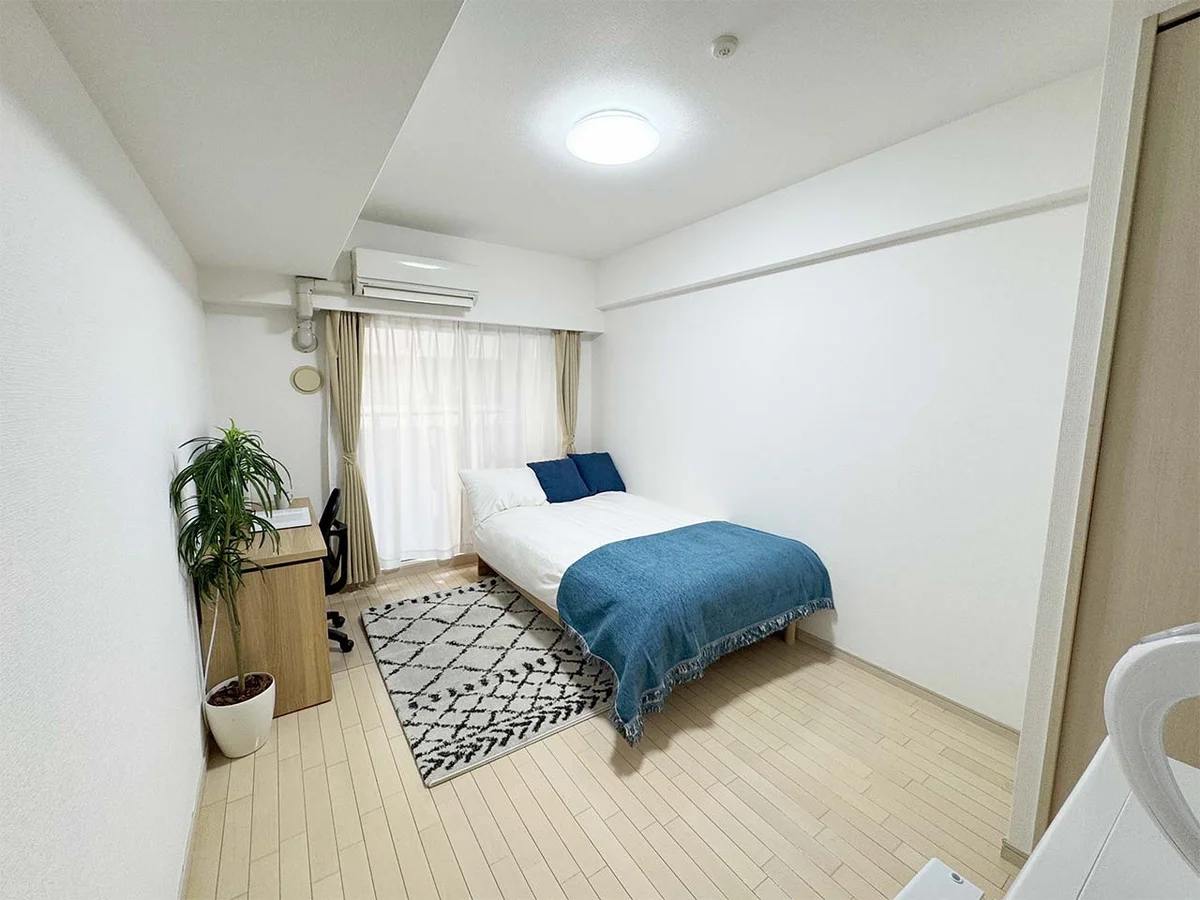 写真はお部屋のイメージです。ラグなどの室内装飾はございません。