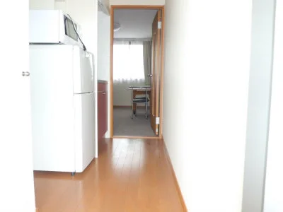 奥の居室はカーペット敷きです。