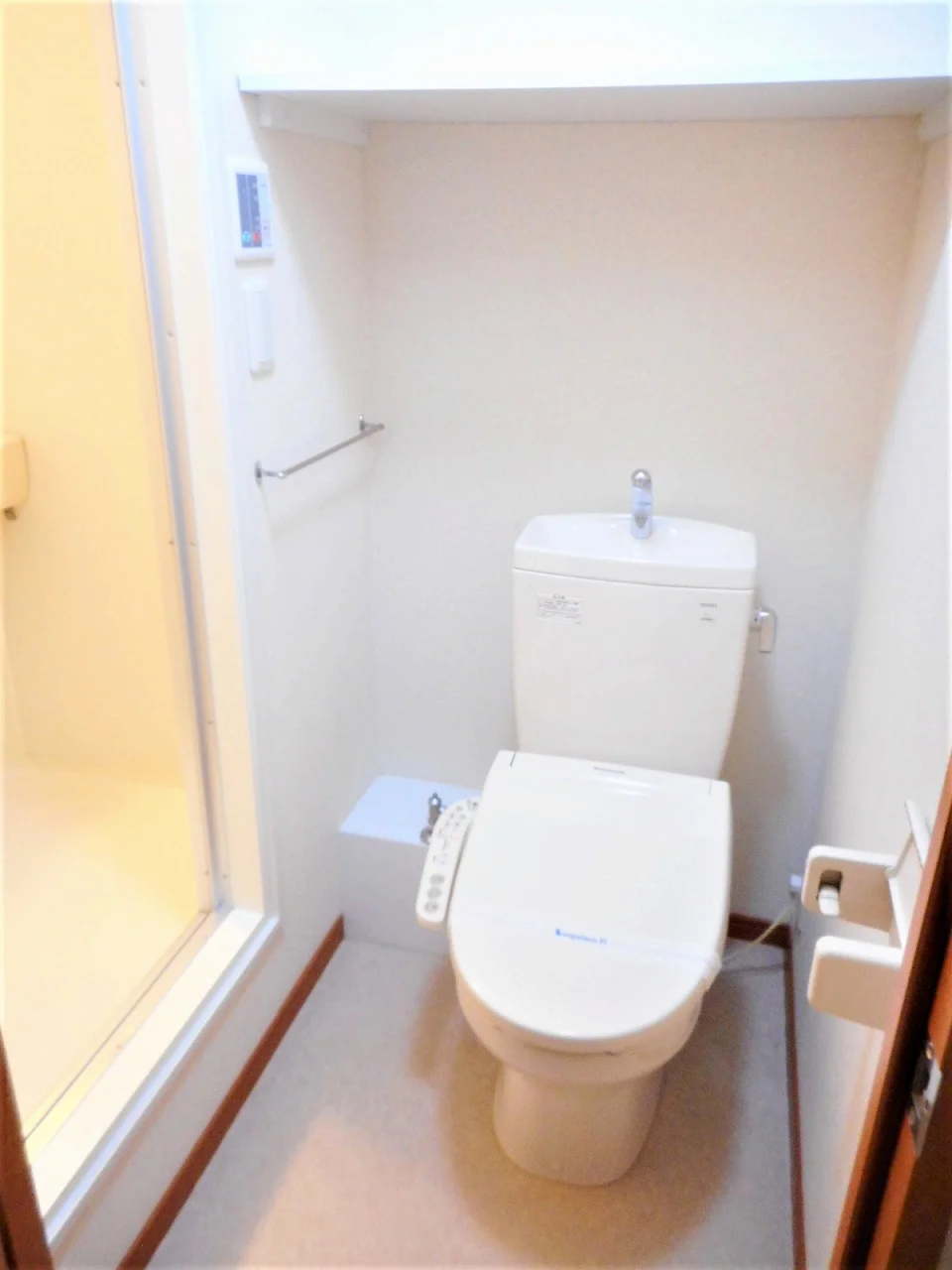 トイレ内にお風呂の入口扉があります