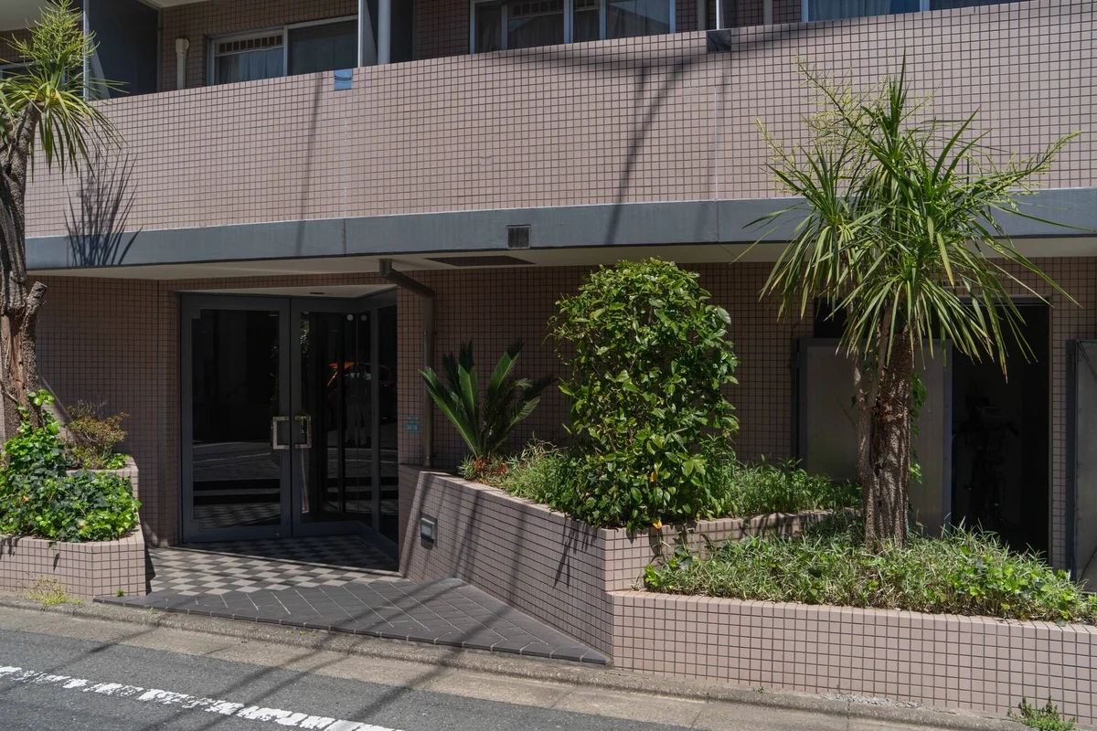 植栽の映えるエントランス。