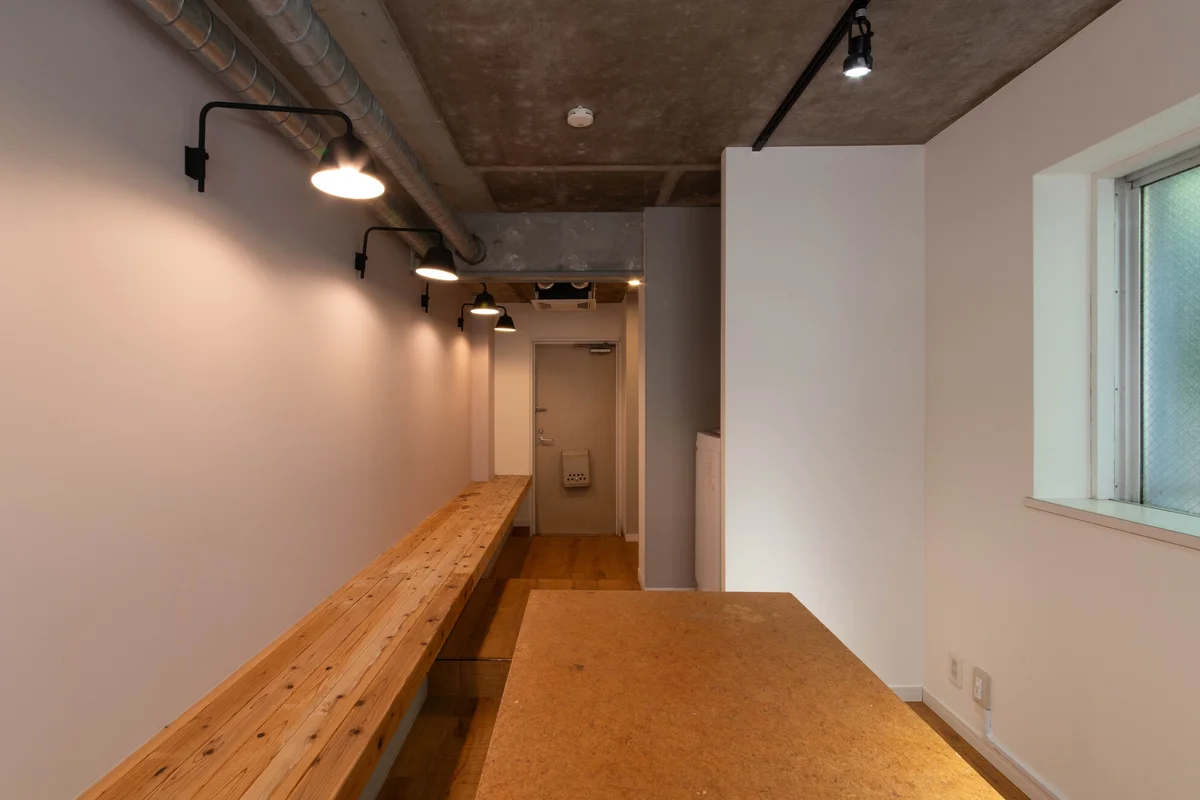 ベンチとデスクがあるので、ゆったりと洗濯が終わるのを待ってみるのもいいかも。