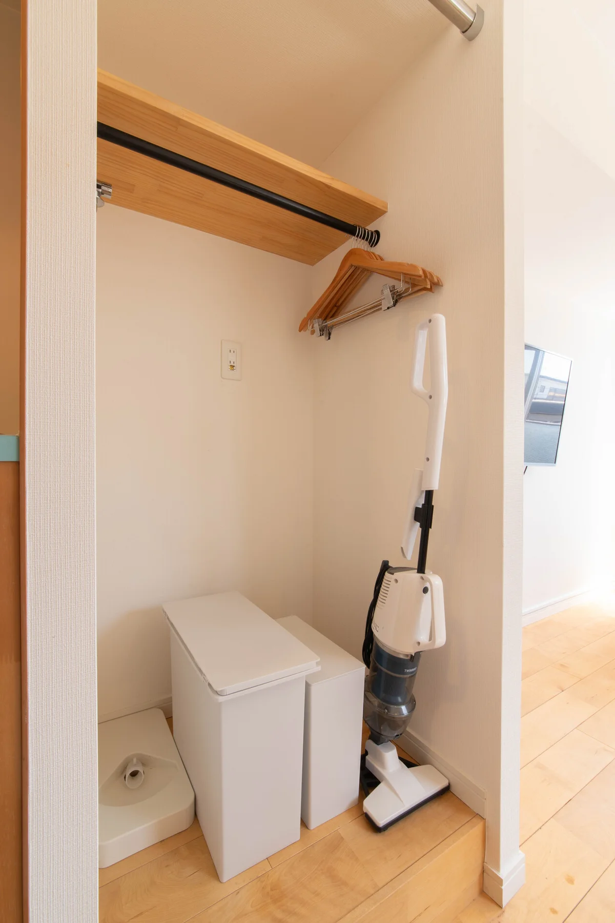 ハンガーや掃除機が揃っています。