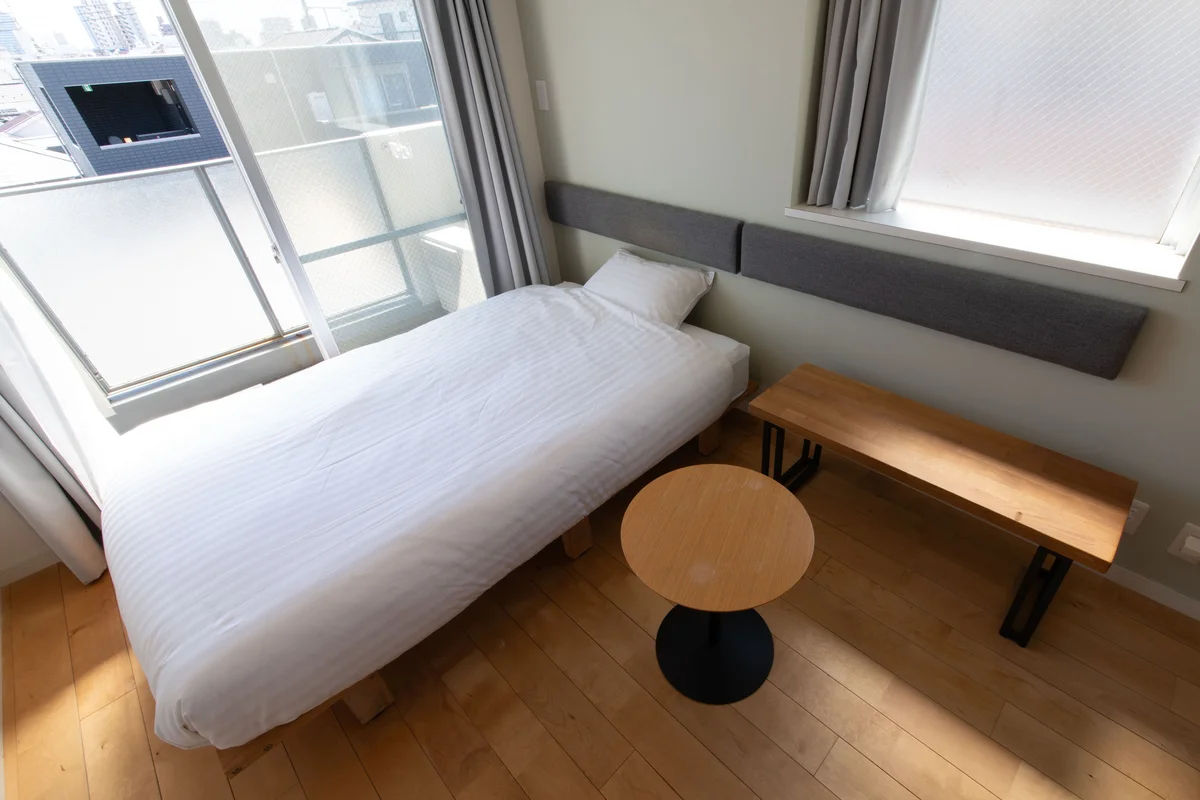 お部屋にベンチがあるのは、なんだか遊び心を感じますよね。