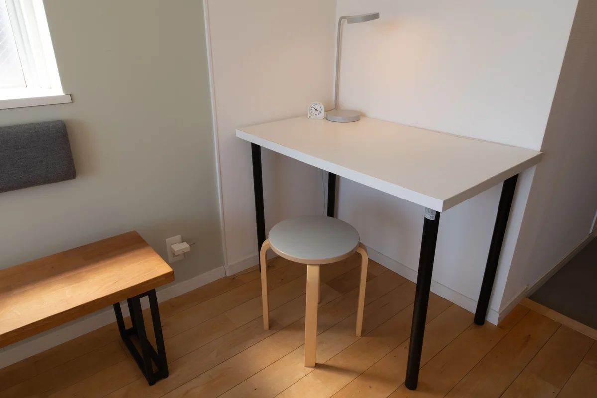 デスク周りはシンプルなホワイトカラーで統一。