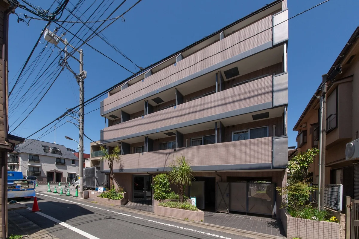 住宅街の中に佇む、4階建て。