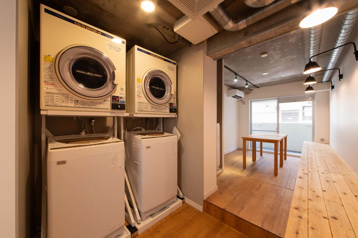 ランドリーは共用で。洗濯機(無料)が3台、乾燥機を2台用意しています。