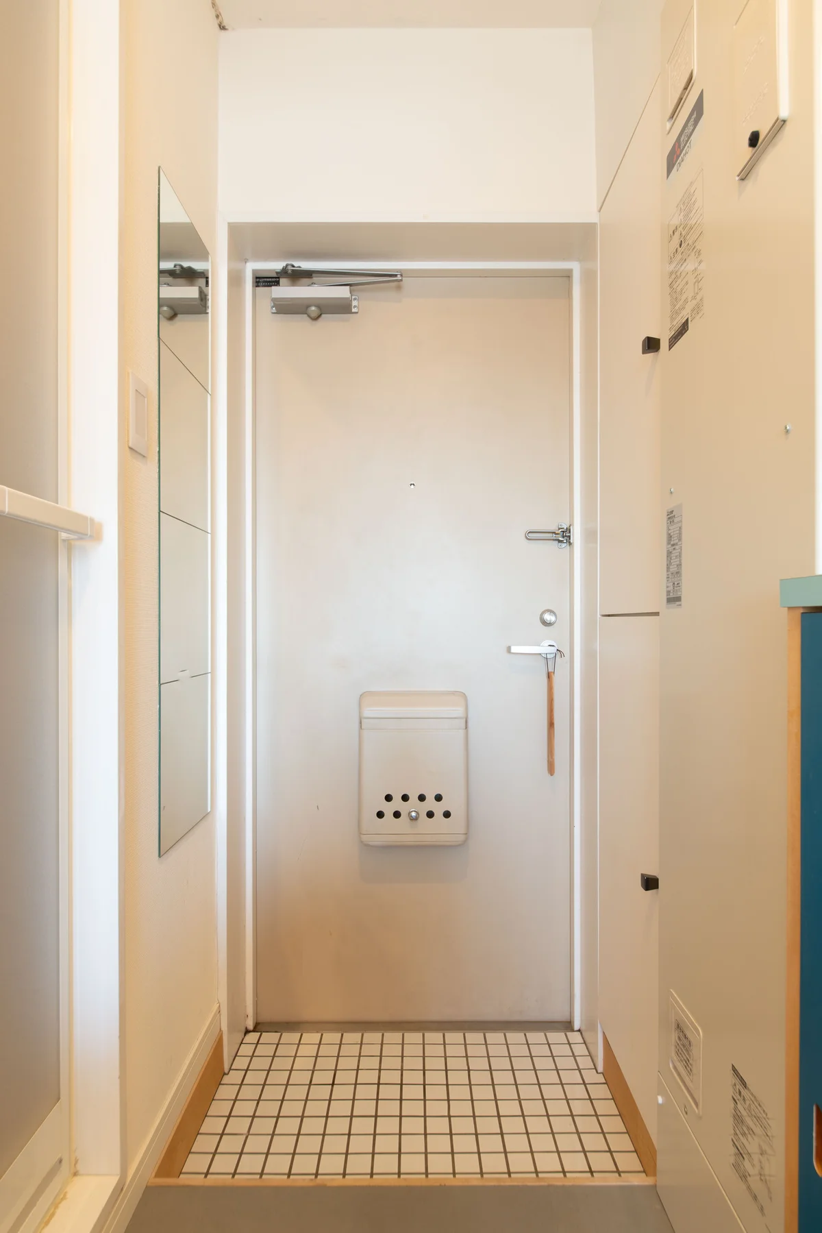 白のタイルが可愛らしい玄関です。