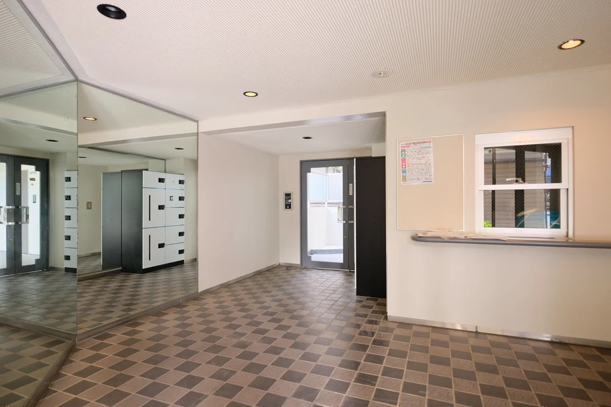 ゆとりのあるエントランス。オートロックなのも安心です◎