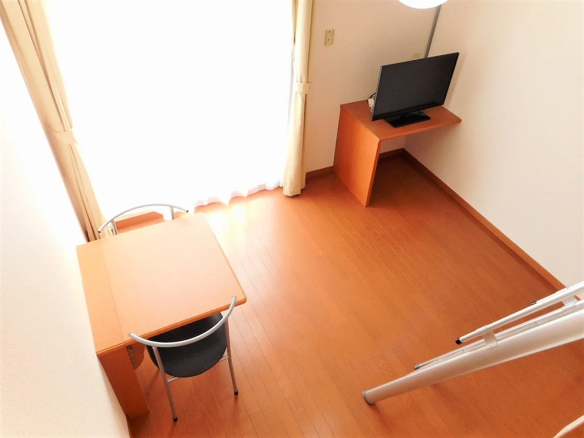 カーテンやテーブル、テレビも備え付けです