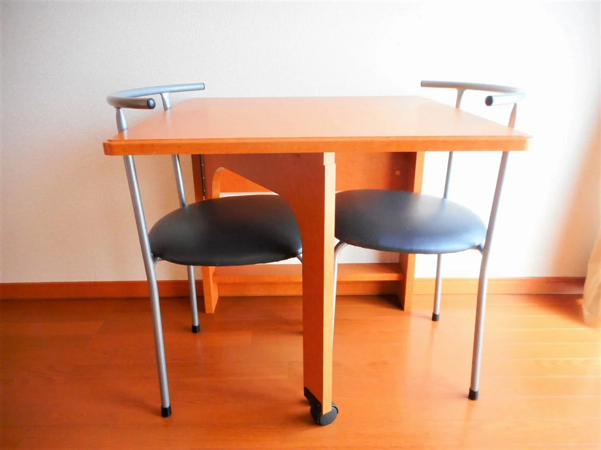 テーブルは折り畳み式です