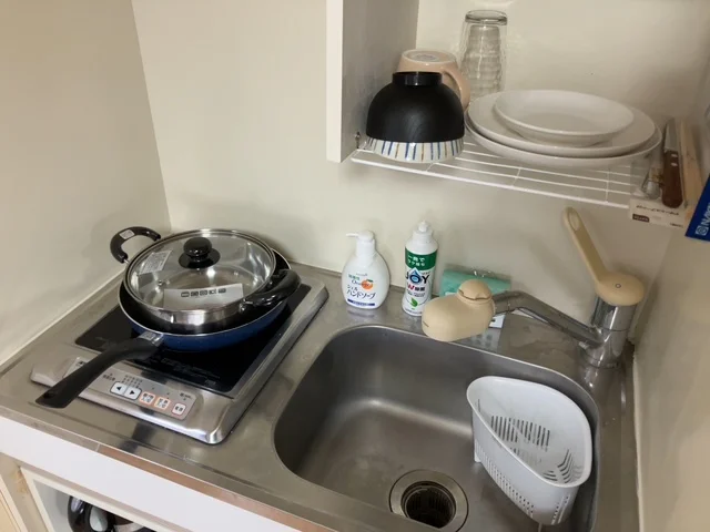 調理器具や食事セットが設置されています。