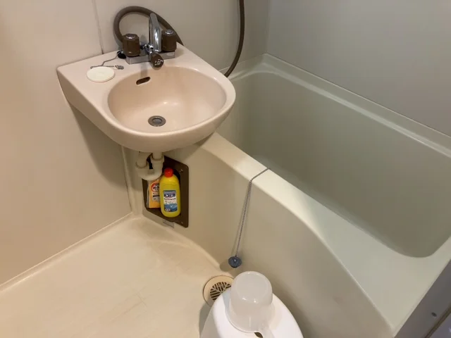 浴室には手桶、椅子、お掃除用具が設置されています。