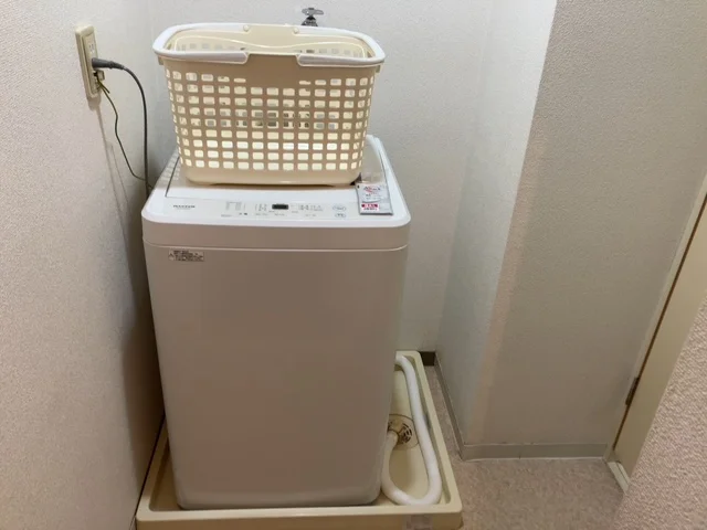 洗濯機を設置しています。（ランドリーバスケット付）