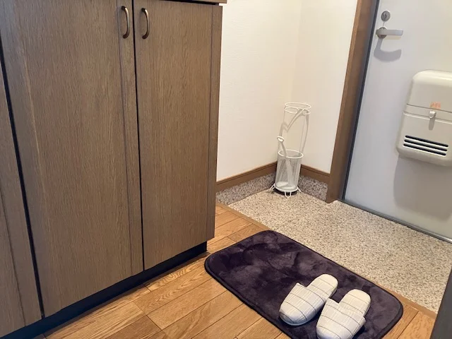 玄関部には傘立て、靴ベラをご用意しました。（同建物別部屋の写真となります。）