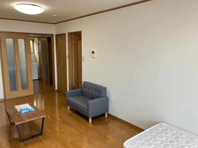 ソファー・ローテーブルを設置しています。