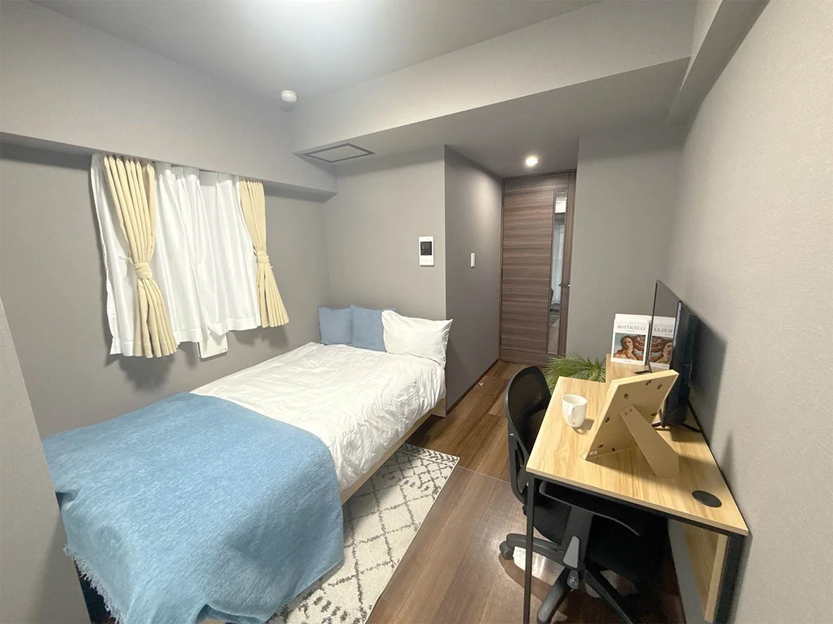 写真はお部屋のイメージです。ラグなどの室内装飾はございません。