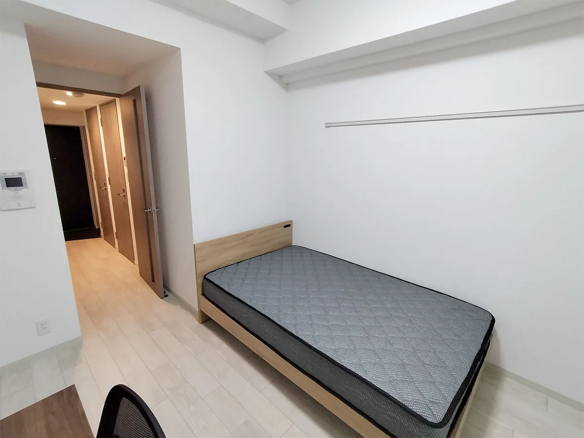 写真はお部屋のイメージです。ラグなどの室内装飾はございません。