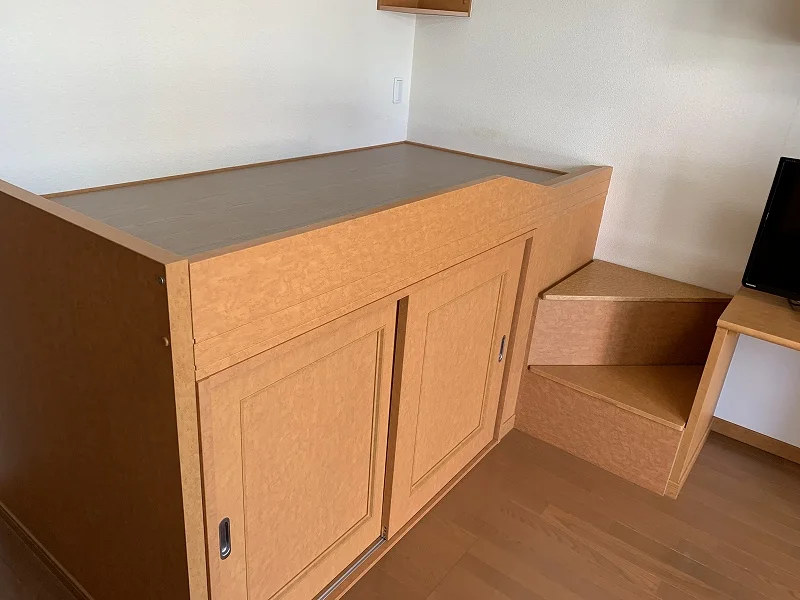 ベッド付き、ベッド下収納あり。