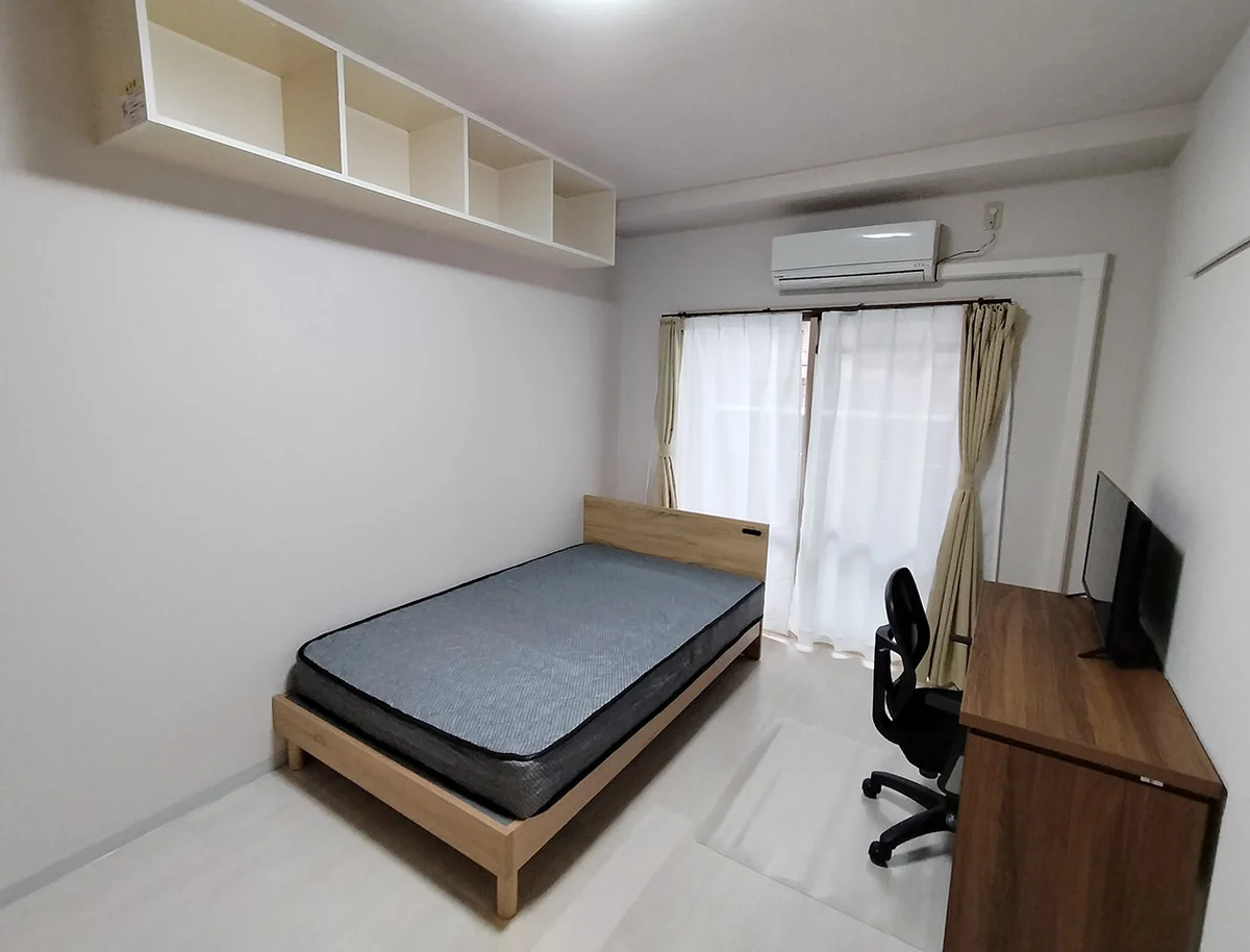 写真はお部屋のイメージです。ラグなどの室内装飾はございません。