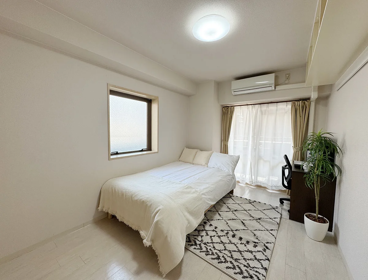 写真はお部屋のイメージです。ラグなどの室内装飾はございません。