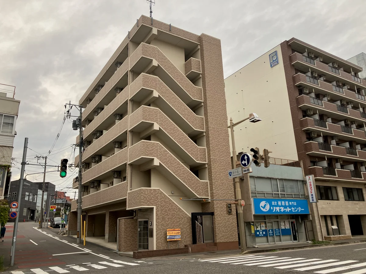 6階建てのマンションです。