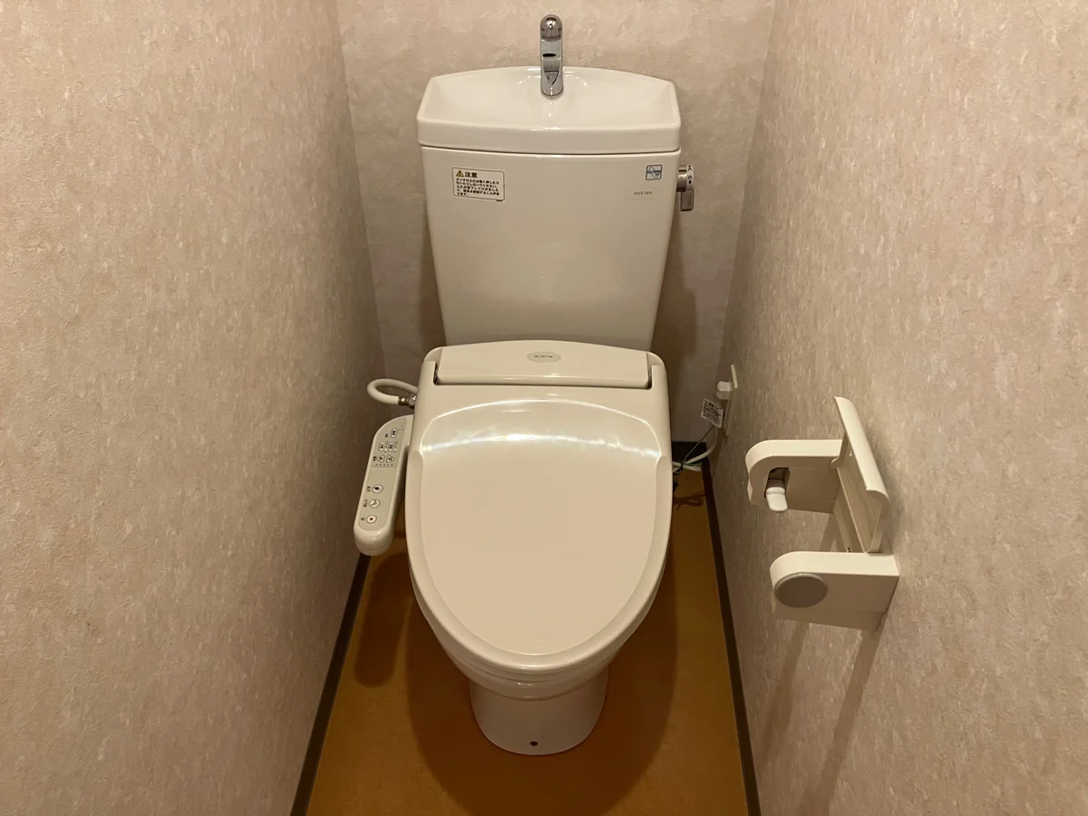 温水洗浄暖房便座（お掃除用具付）