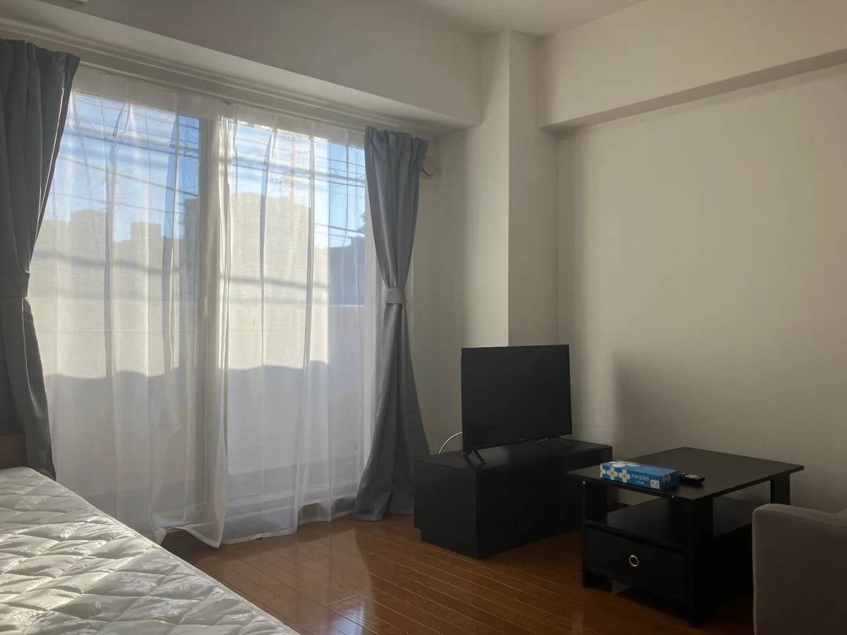 居室には、TV・ローテーブル・ソファー・ベッド・姿見が付いています。