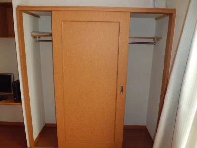 クローゼットの中はこんな感じです。