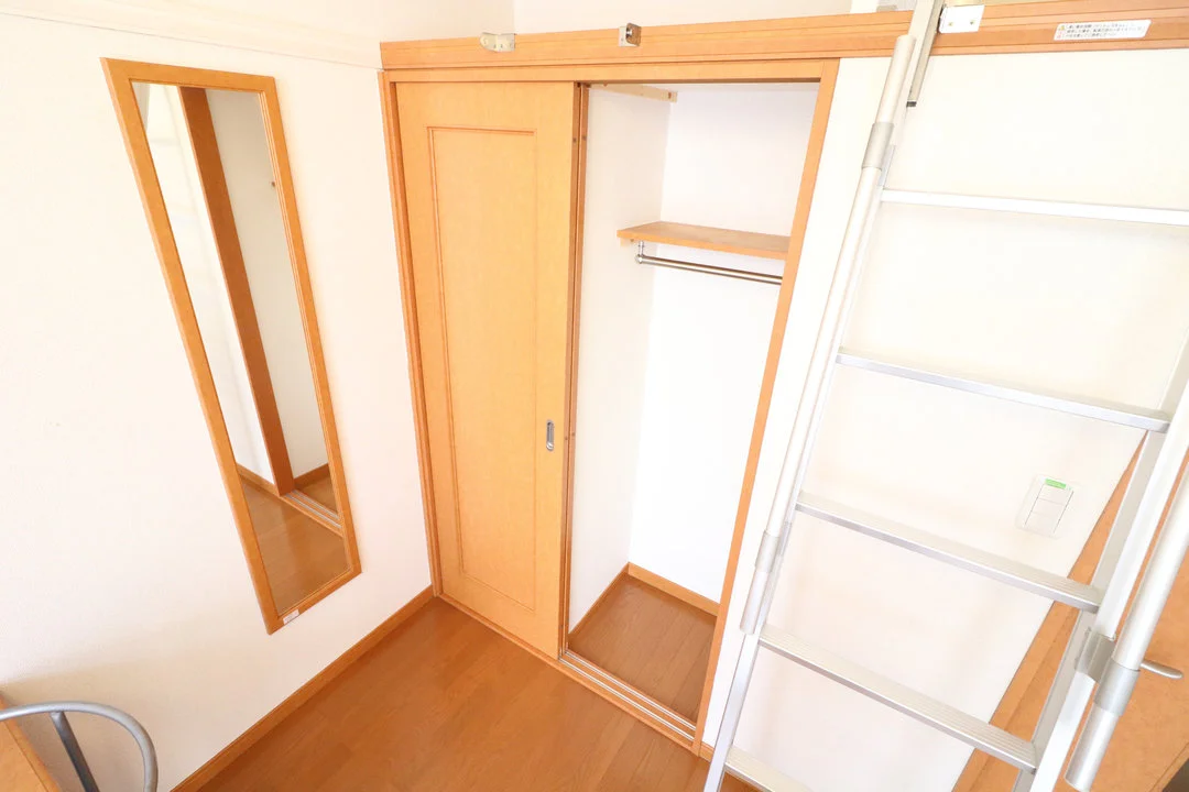 ハシゴを付け替えればクローゼットの上も収納活用が可能!!!