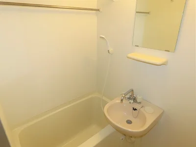 洗面台とユニット式のお風呂です