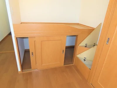 ベッド下、階段下は大容量収納！