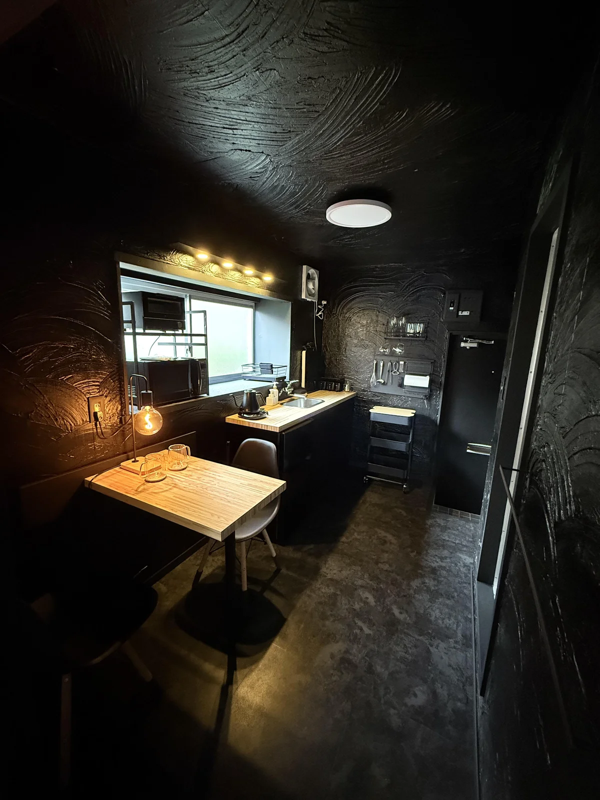 食器・調理器具完備のキッチン