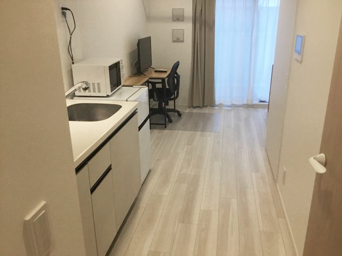 写真はお部屋のイメージです。ラグなどの室内装飾はございません。