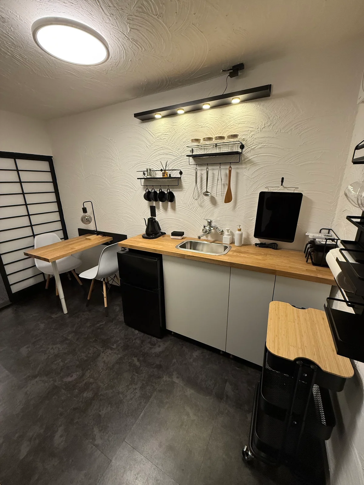 食器・調理器具完備のキッチン