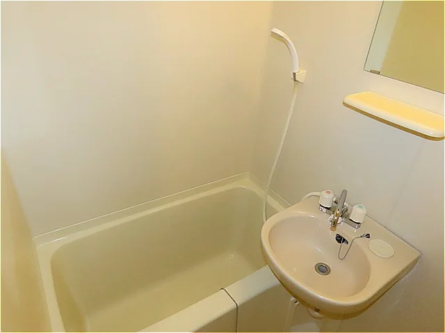 洗面台とユニット式のお風呂です