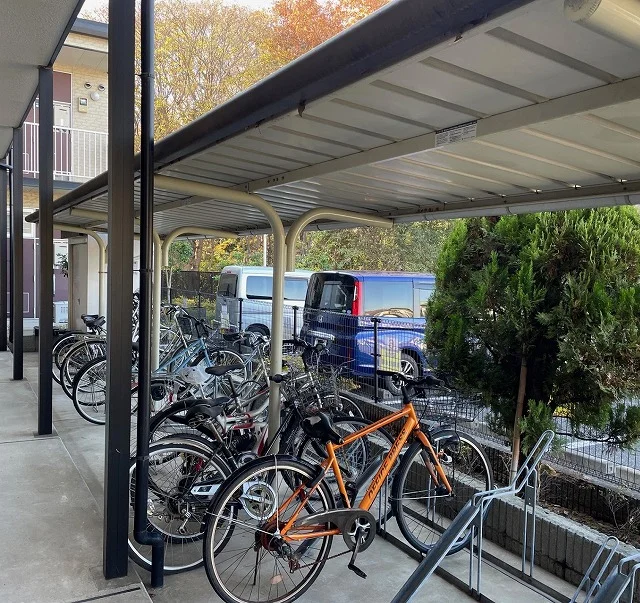 屋根付き駐輪場完備