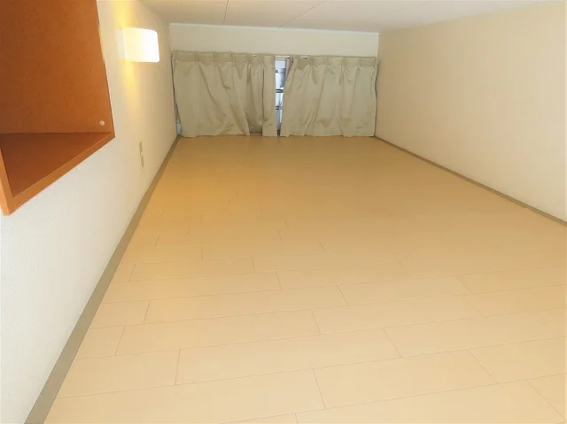 ロフトにはカーテンや電気、コンセントもあります