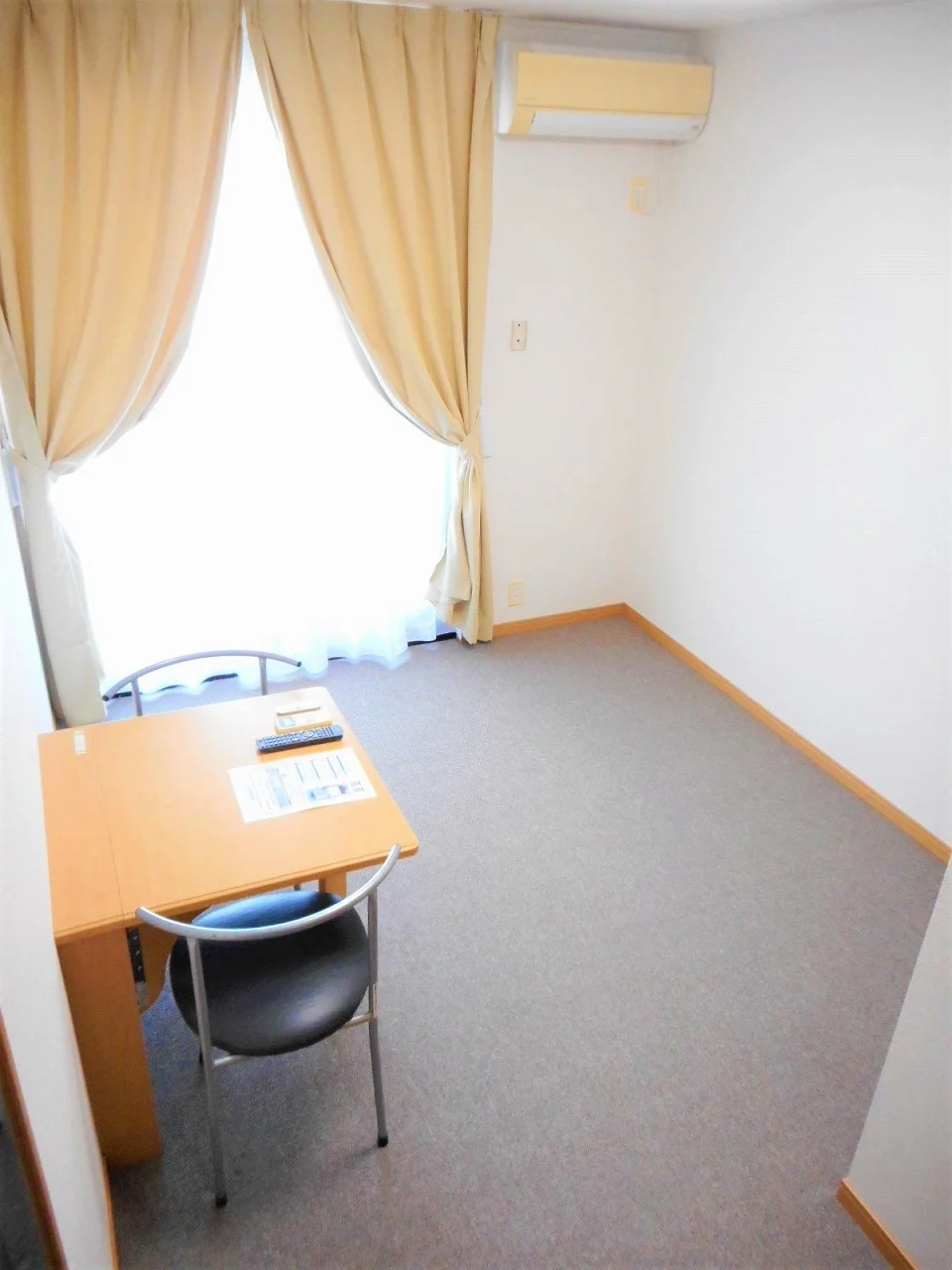 テーブルは折り畳み式です