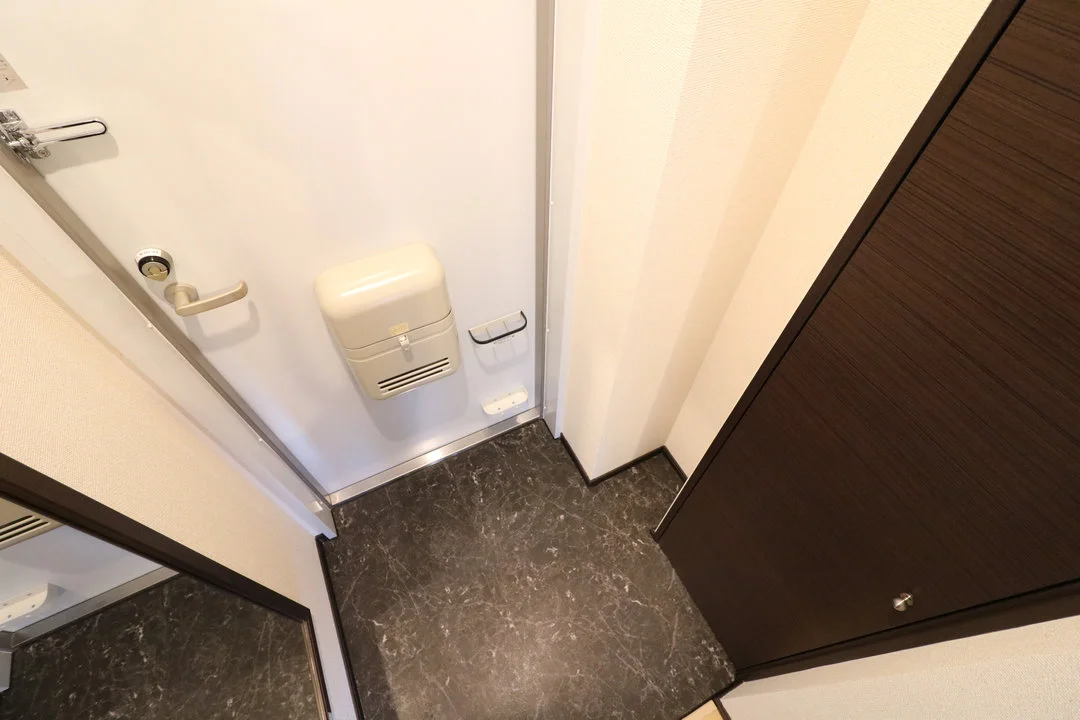 玄関には嬉しい姿見が御座います！！