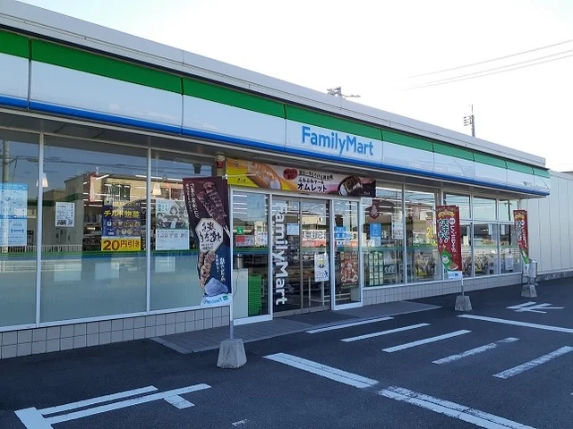 ファミリーマートまで650m
