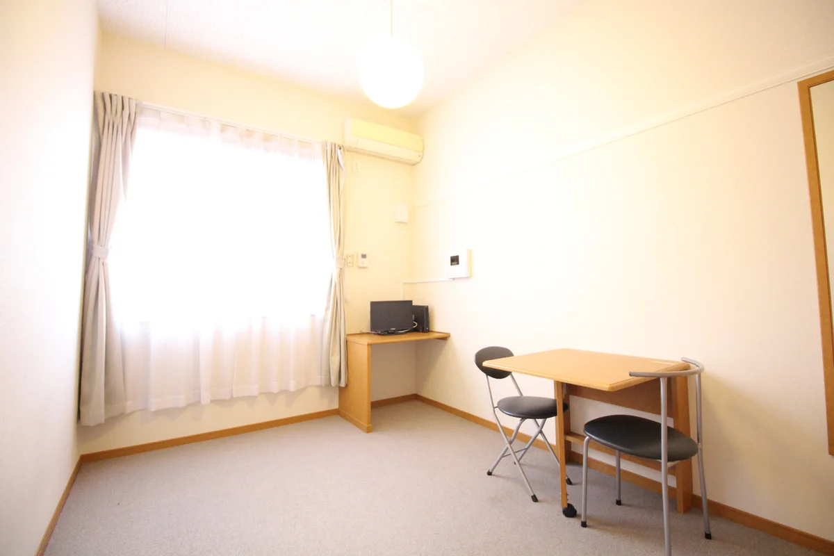 大きな窓で明るいお部屋です。