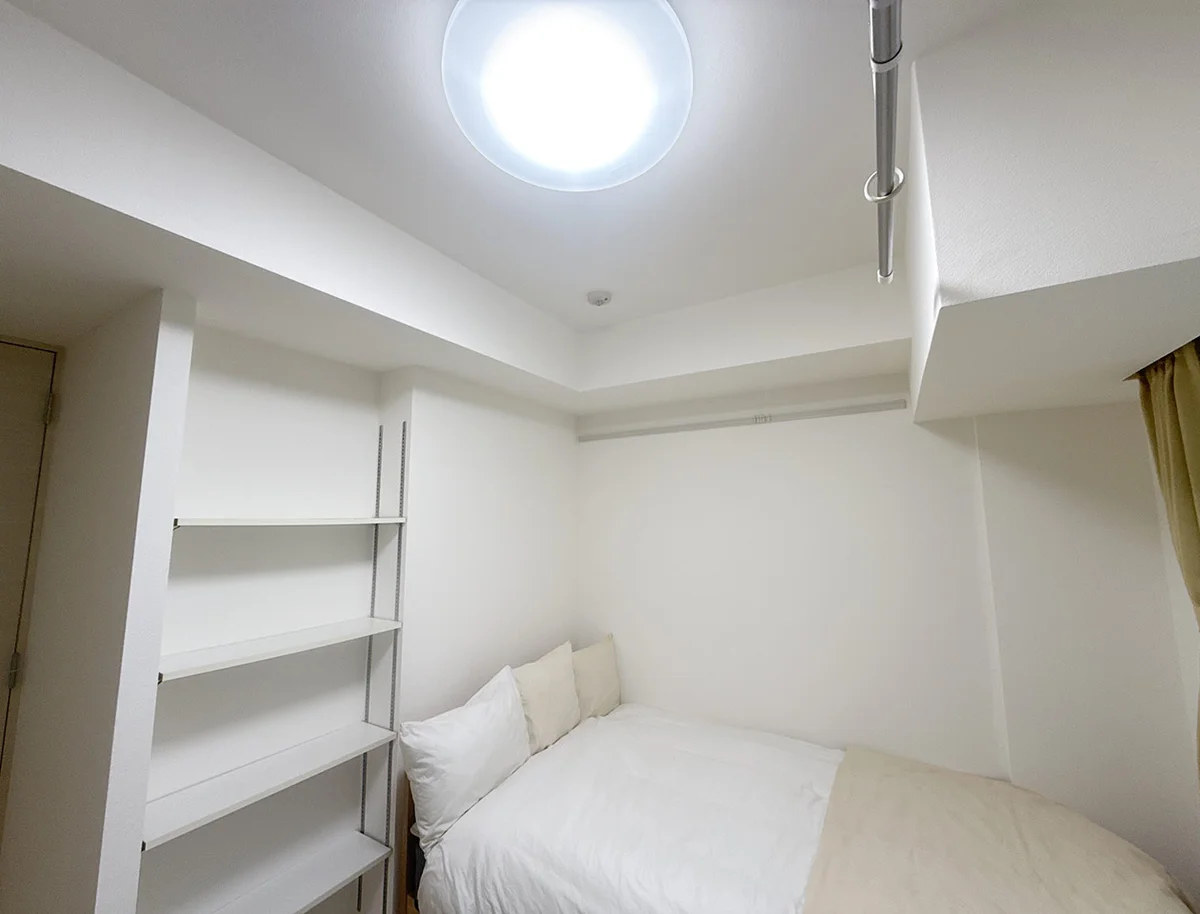 写真はお部屋のイメージです。ラグなどの室内装飾はございません。