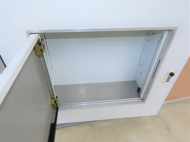 玄関扉に宅配ボックスあり