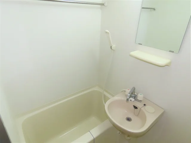 洗面台とユニット式のお風呂です