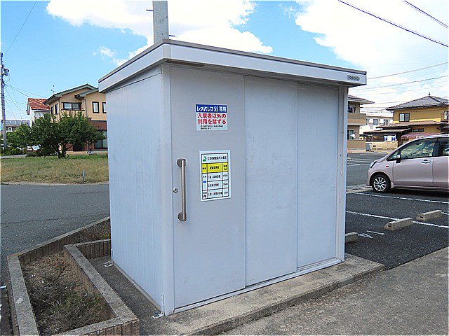 敷地内にゴミ庫が設置されておりゴミ捨てに便利です
