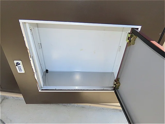 玄関扉に宅配ボックスあり