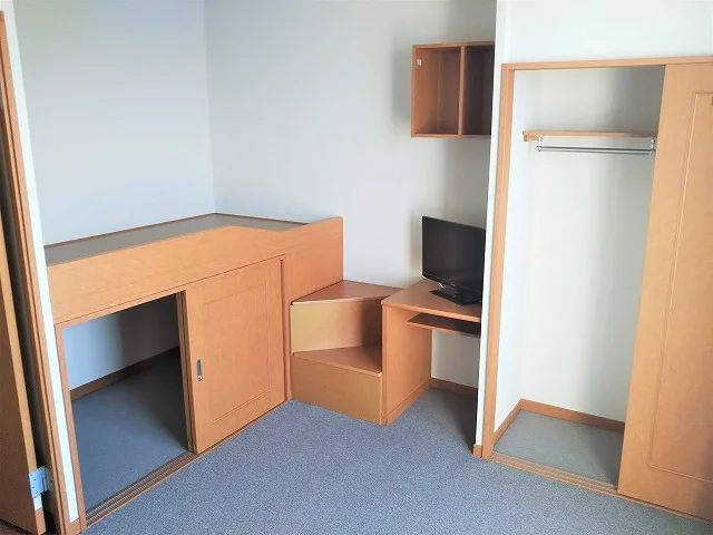 クローゼットのほかベッド下や階段の中も収納スペース